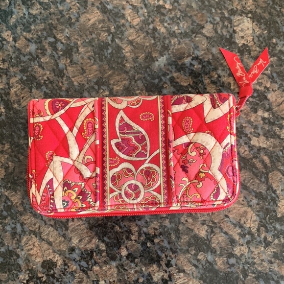 Vera Bradley Rosy Posies Wallet Cotton Red Cream Paisley Zip Around Wrislet - Picture 2 of 11
